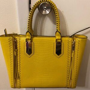 Henri Bendel Leather Handbag like NEW

Dimensions 12.5x5.5x9.5